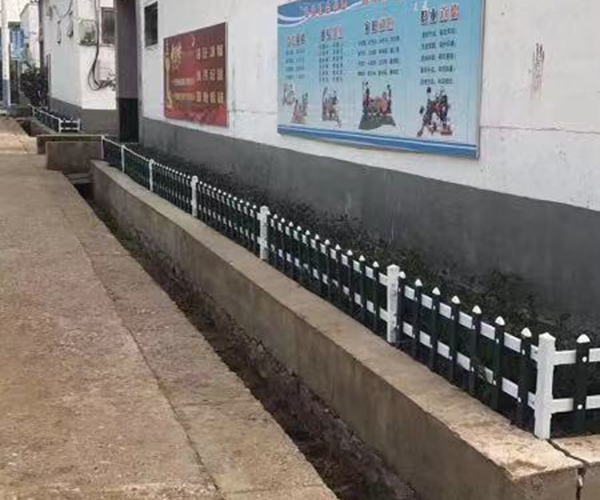 白加墨绿色